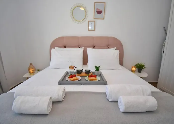 Potamos Deluxe White Apartment