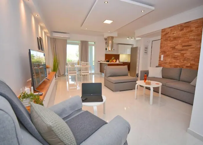Potamos Deluxe White Apartment